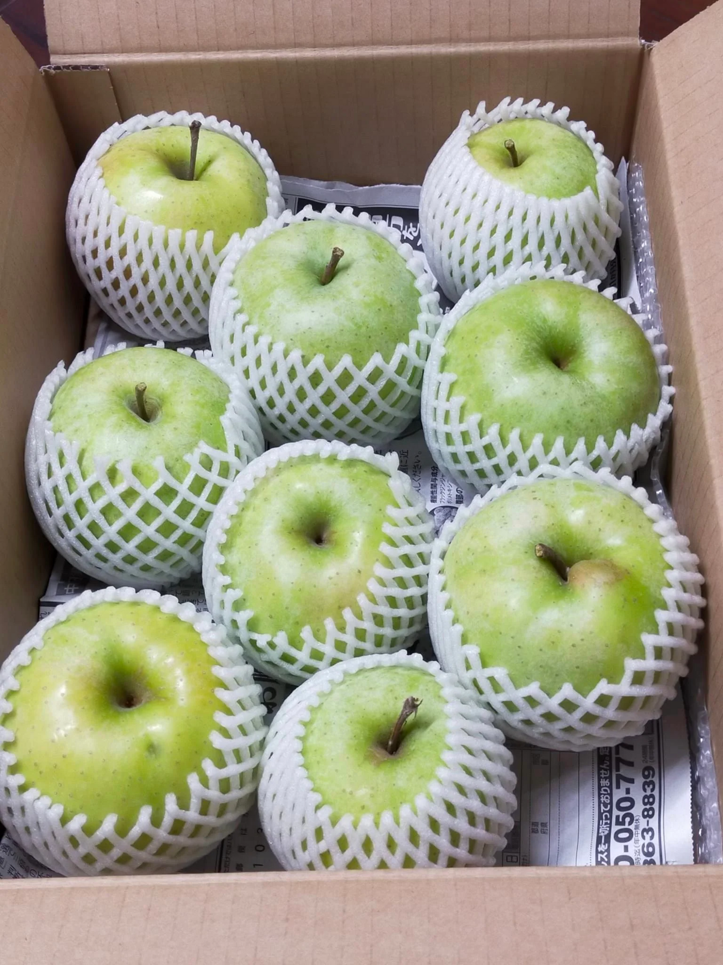 青森県産りんご 王林 黄緑色で甘味が強めで酸味は少なく、香りのよいりんごです 訳あり 1箱約3㎏（約9個～変動あり）佐川急便発送【6109】