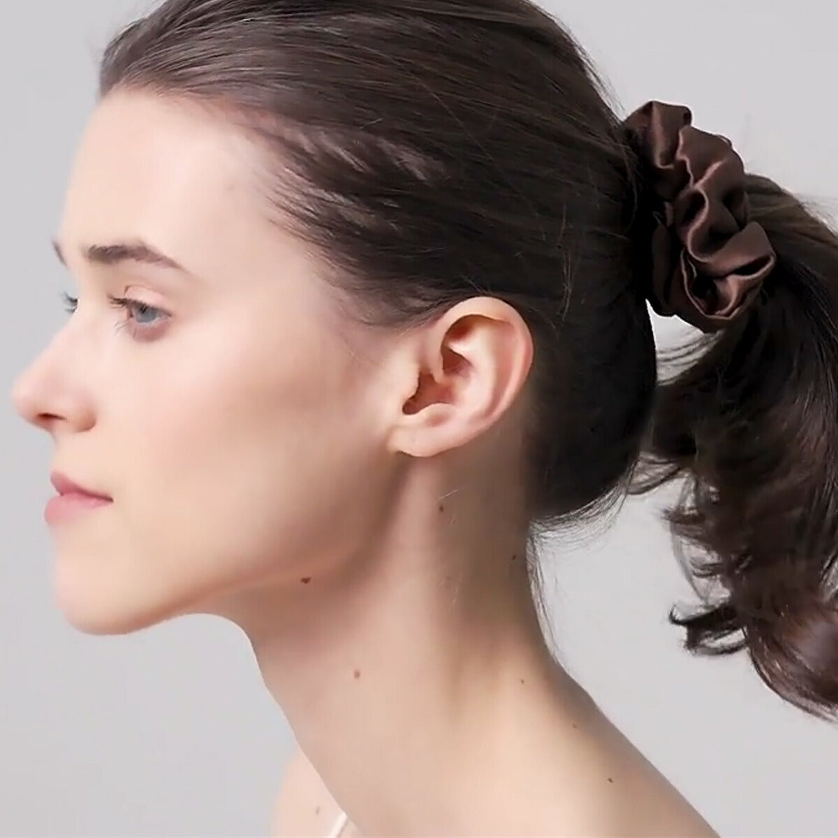シュシュ シルク 100% シュシュ 韓国 大人 リボン 小さめ 大きめ レース ヘアアクセサリー ヘアゴム 大人っぽい シルク 生地 かわいい 可愛い おすすめ 髪留め まとめ髪 ポニーテール シンプル レディース 高級感 睡眠 就寝前 シルク製 結婚式 カジュアル パーティー 二次会(11.ライトモカ)