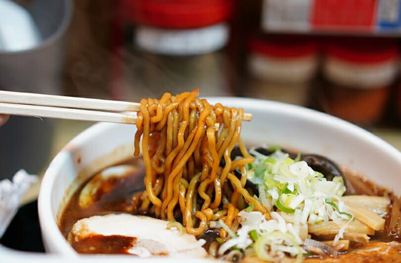 札幌 いそのかづお醤油ラーメン3人前 ×20箱セット (1ケース）送料無料 北海道 すすきのブラック 中太麺 生麺 ブラックラーメン にんにく強め お土産 贈り物 プレゼント