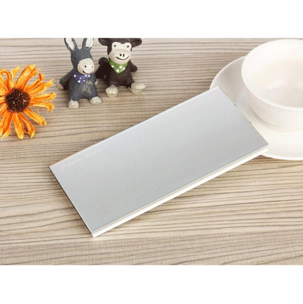 【ゲリラセール】「在庫処分商品」「シルバー」モバイルバッテリー 8800mAh 大容量 極薄 軽量 充電器 2台同時充電可能 LEDライト付 超薄型 コンパクトサイズ iOS Android対応 高品質 2.1A急速充電 PL保険