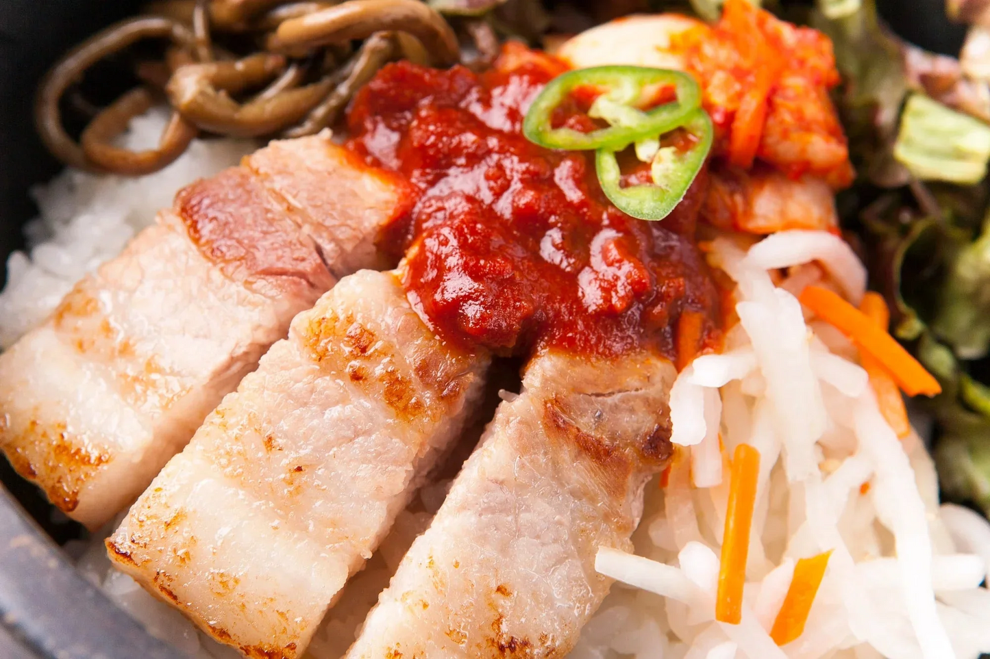 お肉屋さんの焼肉4種盛りバラエティーセット　1kg（牛：400ｇ・豚：200ｇ・鶏：200ｇ・ウインナー：200ｇ）牛肉 ギフト 送料無料 豚肉　業務用 冷凍 ウインナー　焼肉　お手軽 お取り寄せ お取り寄せグルメ 北海道と沖縄を除き 【送料無料】