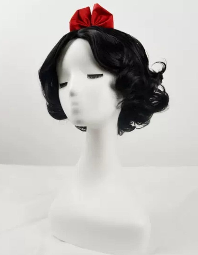 赤リボン　ナチュラル　ブラック　フルウィッグ ゆるふわ 自然 軽量 ミックス 小顔効果 ナチュラル 黒 ショート 調整可能 サラツヤ 姫カット かわいい 綺麗 髪 ストレート 原宿系 ハロウィン コスプレ エクステ 耐熱 wig コミケ 夏コミ※リボン付き