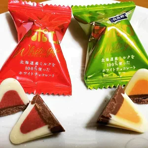 ●メロン終売【北海道限定】アポロ【ホワイトプレミアムいちご】＆【富良野メロン】【各1袋合計２袋セット】明治 新千歳空港 お土産
