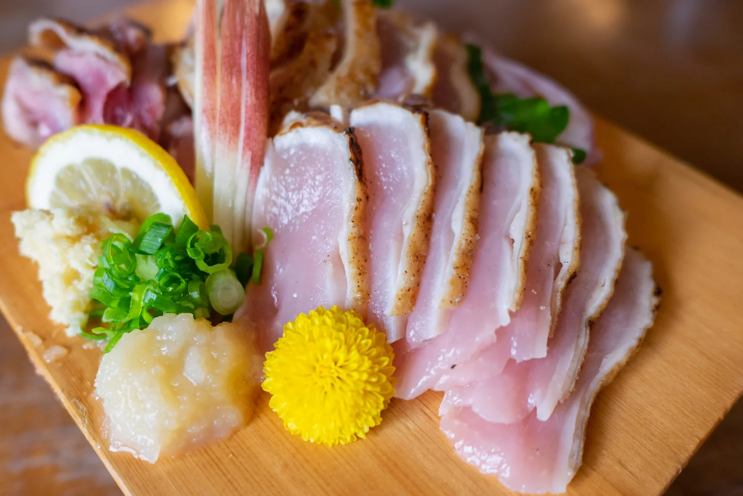 【3〜4人前×2パック】国産鶏刺し(親鶏)340ｇ（170ｇ×2ｐ）　モモ/ムネ肉 　ギフト 送料無料 鶏モモ 鶏むね  冷凍 鶏肉 お取り寄せ 　おつまみ　お取り寄せグルメ 北海道と沖縄を除き 【送料無料】