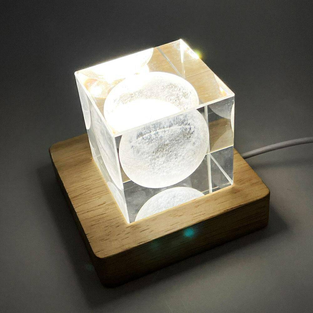 置物 クリスタル 月 ムーン 台座付き LED レーザー 彫り 3D オブジェ インテリア クリスタルアート イルミネーション ライトアップ 照明 玄関 卓上 テーブル プレゼント 実験 サイエンス 星 スター 惑星 宇宙 銀河 ムーンライト 理科