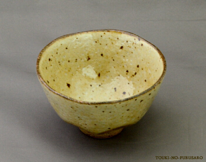 茶花 削ぎ飯碗 小 直径11.6cm ベージュ 黄土色×茶色 つるつる ご飯茶碗 ごはんちゃわん 花 和食器 土物 陶土器 良質 国産   陶器のふる里  trysケ