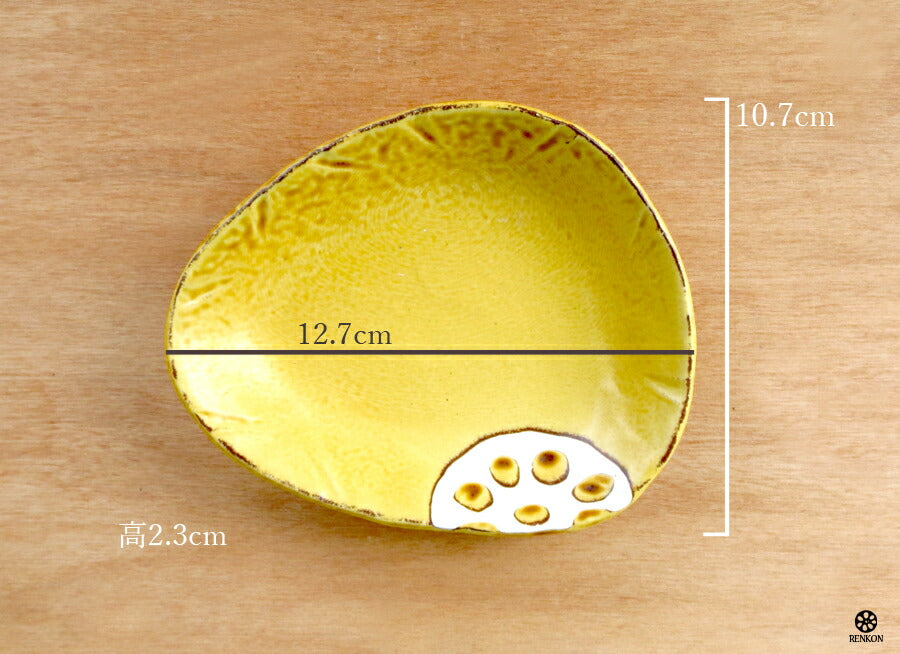 美濃焼 れんこん黄 三角小皿 幅12.5cm 和食器 トライアングル小皿 おにぎり型 からし色 黄色 蓮根 レンコン 野菜 磁器 良質 国産 次世代 現代風 取り皿 和皿  陶器のふる里  stockヤ