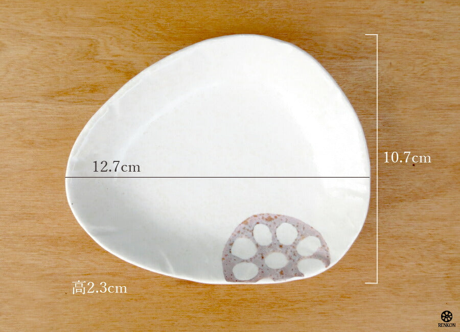 美濃焼 れんこん白 三角小皿 幅12.5cm トライアングル小皿 おにぎり型 白 アイボリー 蓮根 レンコン 野菜モチーフ 磁器 良質 国産 次世代 現代風 和食器 おしゃれ  陶器のふる里  stockヤ