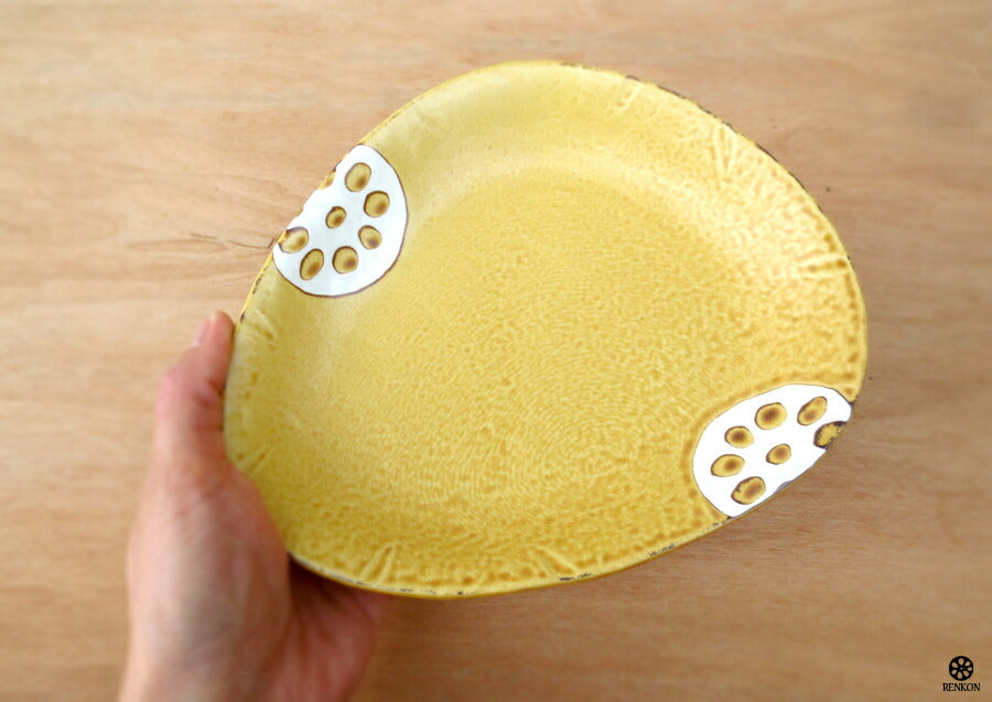 れんこん黄 三角中皿 幅19cm 取り皿 三角皿 おにぎり型 からし色 黄色 蓮根 レンコン 野菜 磁器 良質 国産 次世代 業務用 卸値 美濃焼 和食器 おしゃれ 和皿  陶器のふる里  stockヤ