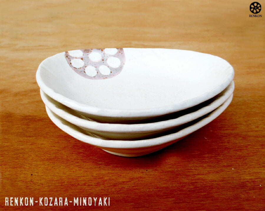 美濃焼 れんこん白 三角小皿 幅12.5cm トライアングル小皿 おにぎり型 白 アイボリー 蓮根 レンコン 野菜モチーフ 磁器 良質 国産 次世代 現代風 和食器 おしゃれ  陶器のふる里  stockヤ