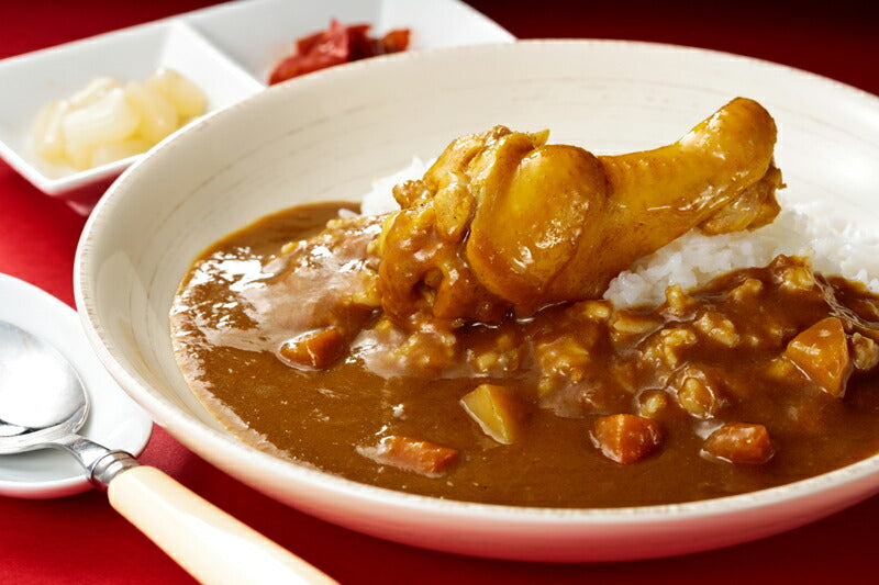 【はかた地どり手羽元カレー(1本入り)210g×5】完熟トマトと鶏のスープを贅沢に混ぜ合わせてじっくり煮込んで仕上げたカレーに、「はかた地どり」の手羽元が丸ごと一本入った贅沢なカレーです。