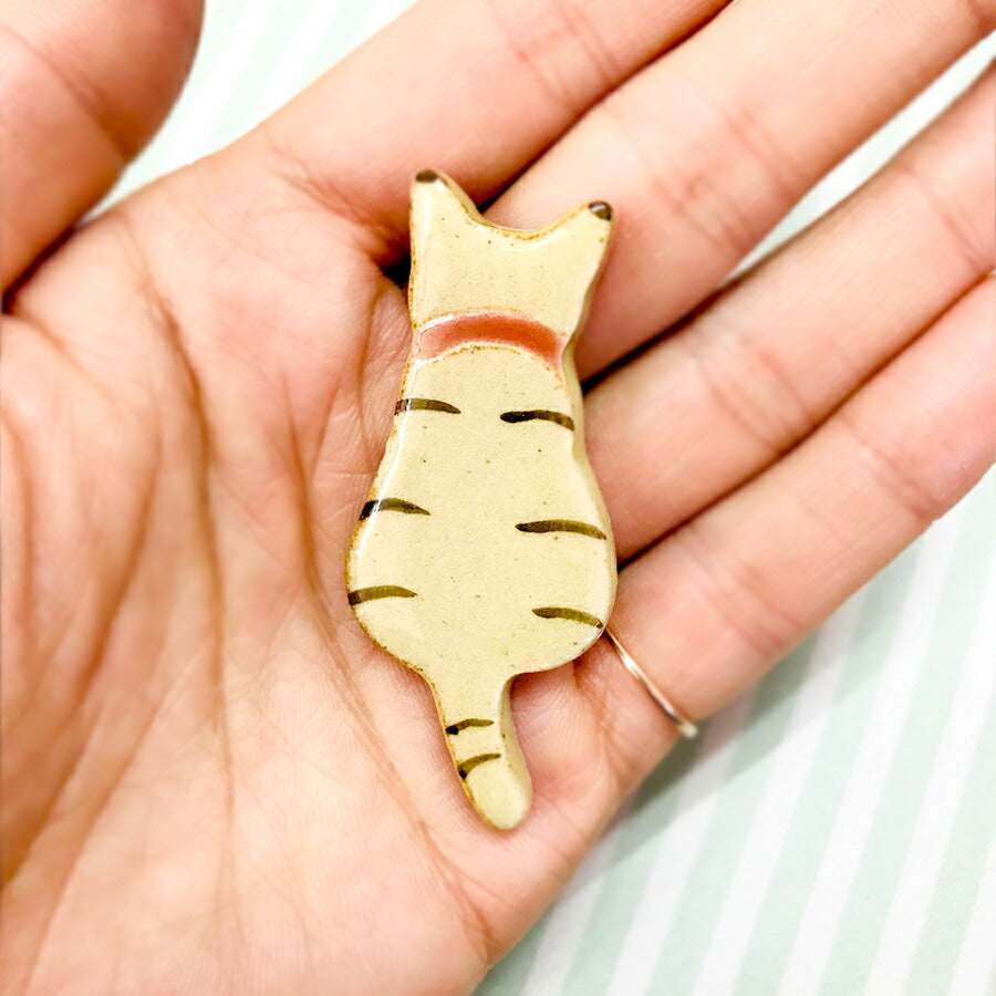 おすわりトラ箸置き  猫の後ろ姿 箸おき 陶器 はしおき トラ猫 シマネコ cat 猫好き インスタ映え  おもしろ ユニーク かわいい 癒し キャット プチギフト メール便OK  陶器のふる里  trysケ