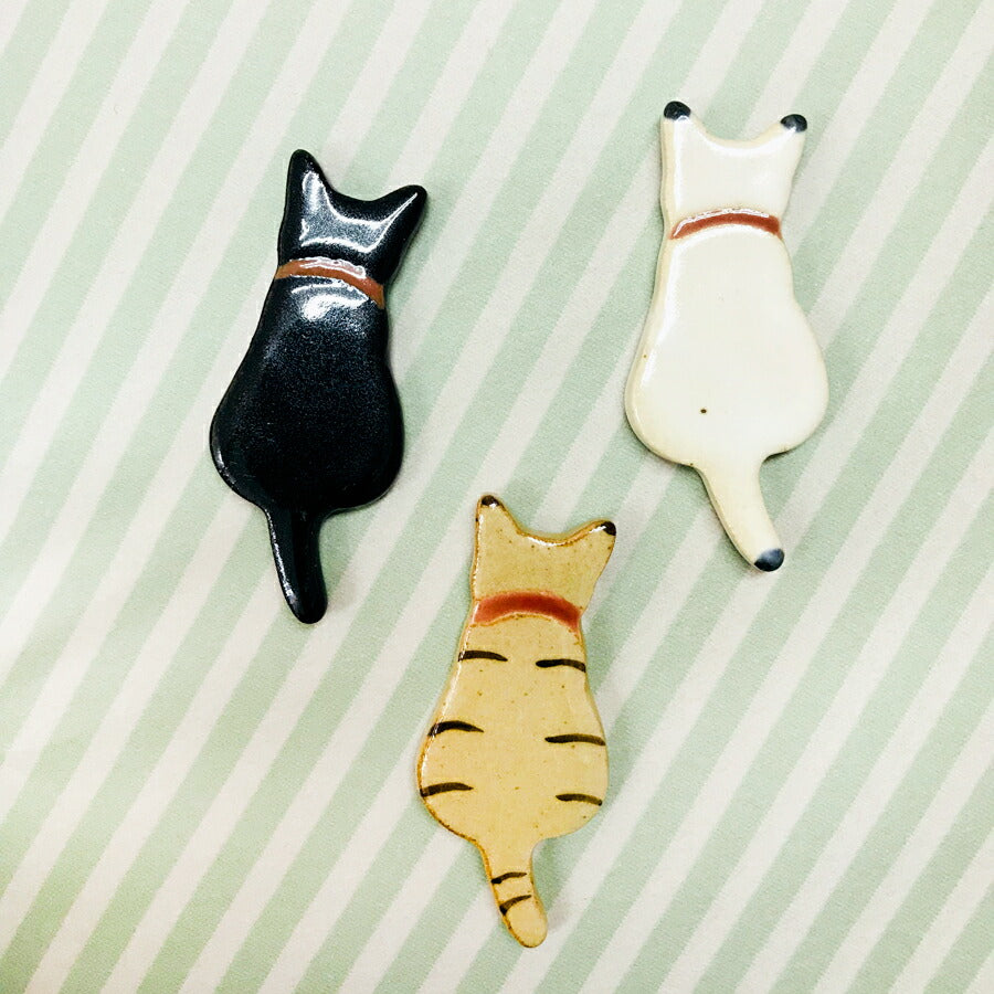 おすわりトラ箸置き  猫の後ろ姿 箸おき 陶器 はしおき トラ猫 シマネコ cat 猫好き インスタ映え  おもしろ ユニーク かわいい 癒し キャット プチギフト メール便OK  陶器のふる里  trysケ