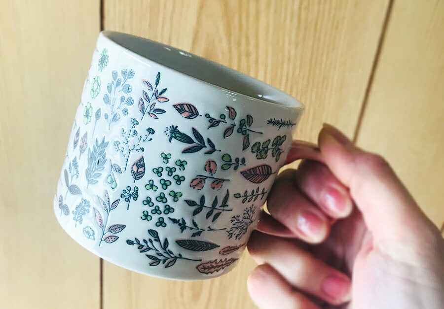 Hill and Fieldsボタニカルカラーマグ ブルー 340cc マグカップ たっぷり BOTANICAL おしゃれ インスタ映え 小花 ハーブ 葉 国産 磁器 電子レンジOK オーブンOK 食洗機OK Hill&Fields   陶器のふる里  trysケ