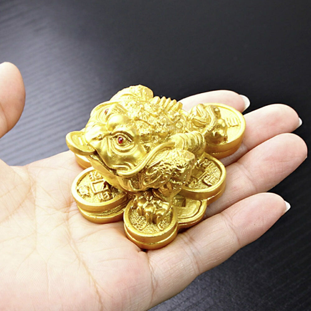 置物 風水 蛙 カエル 小判 ミニチュア 風水アイテム 幸運 祈り 金運 宝くじ 開店祝い 祝い 贈り物 お店 店舗 プレゼント 経営者 経営 玄関 インテリア 開運 財運 ゴールド 置き物 プレゼント 癒し グッズ 癒しグッズ 小物 可愛い かわいい おしゃれ カジュアル