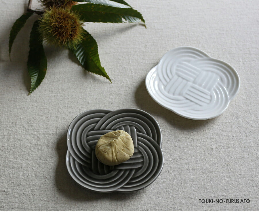 結-musubi(むすび)- 小皿　赤 サイズ幅10.8cm 高1.2cm 小皿 縁起物 正月 式典食器 水引 文様 組み紐 美濃焼 国産 和食器 レッド 赤い食器 電子レンジOK  陶器のふる里  trys小田