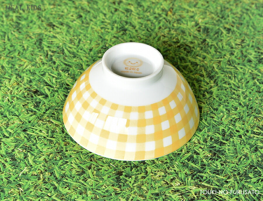 クマとごはん　VPご飯茶碗 直径11cm ごはんちゃわん 飯碗 ライスボール ライスボウル くま 熊 白磁 電子レンジOK 食洗機OK 子供用 キッズ用 食器 かわいい アニマル 動物 キャラクター 美濃焼 国産 日本製 御祝い ギフト KIDS  陶器のふる里  trys亜