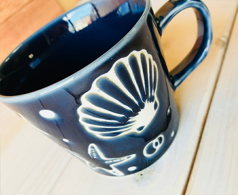 MERMAIDマグ ネイビー 320cc マグカップ たっぷり 海 マリン マーメイド 貝殻 海星 サンゴ おしゃれ インスタ映え 西海岸風 リゾート ハワイアン シェル スター 雑貨 国産 磁器 電子レンジOK 食洗機OK   陶器のふる里  trysケ
