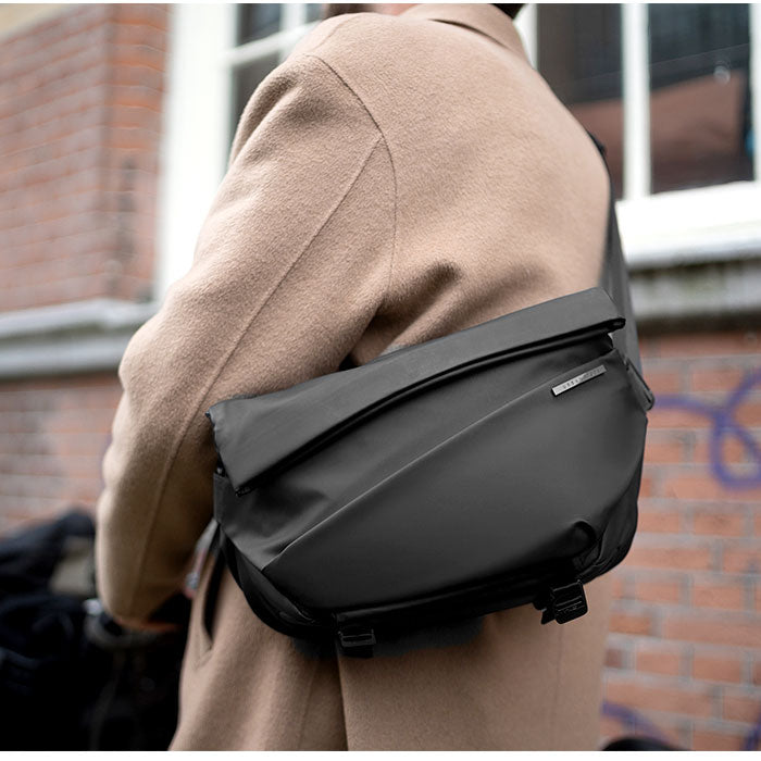 【インディゴ・ボディバッグ】 ボディバッグ メンズ ブランド 通販 NIID ニード X URBANATURE R1 横型 カジュアル かっこいい ショルダーバッグ スリングバッグ 斜めがけ 大容量 多機能 収納力 撥水 はっ水