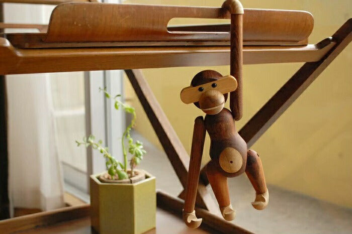 カイ・ボイスン モンキー（小）Kay Bojesen Monkey リプロダクト品 (チーク材) カイボイスン 木製玩具 置物 置き物 オブジェ 北欧インテリア 木製オーナメント インテリア雑貨 北欧デザイン 木製おもちゃ 木のおもちゃ 動物 さる サル お猿さん おしゃれ 室内遊び かわいい