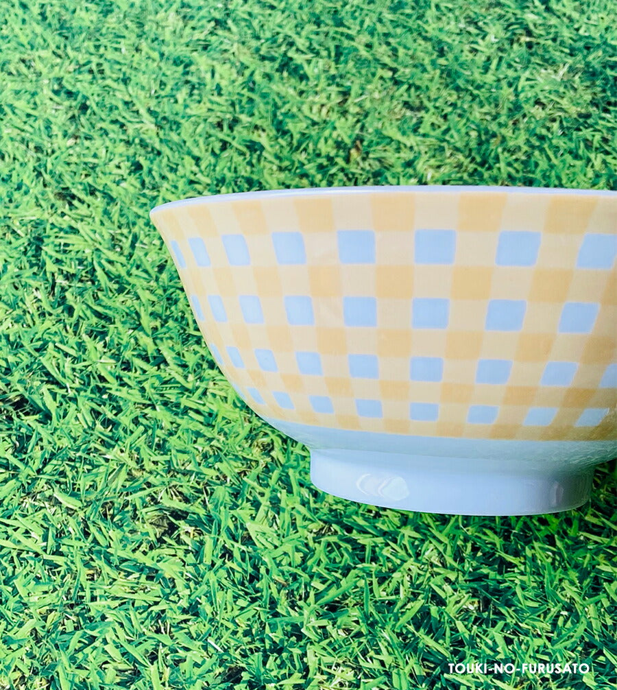 クマとごはん　子供ラーメン鉢 直径16cm  どんぶり ラーメン鉢 ラーメン丼 くま クマ 熊 白磁 電子レンジOK 食洗機OK 子供用 キッズ用 お子様用 かわいい アニマル 動物 キャラクター 美濃焼 国産 安心 日本製 御祝い ギフト キッズ 陶器のふる里 trys亜