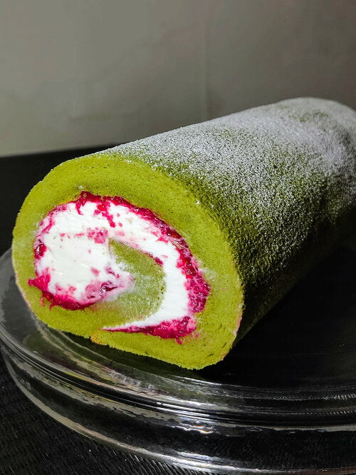 抹茶のロールケーキ 薔薇とラズベリーのコンフィチュールを包み込んだ
