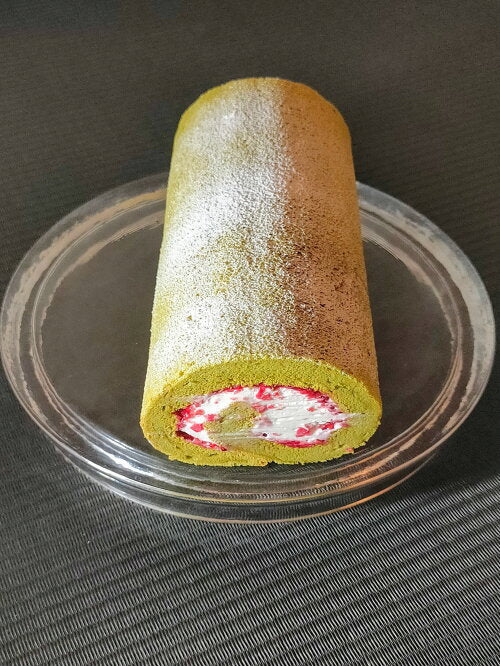 抹茶のロールケーキ 薔薇とラズベリーのコンフィチュールを包み込んだ