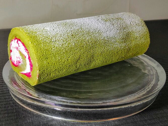 抹茶のロールケーキ 薔薇とラズベリーのコンフィチュールを包み込んだ