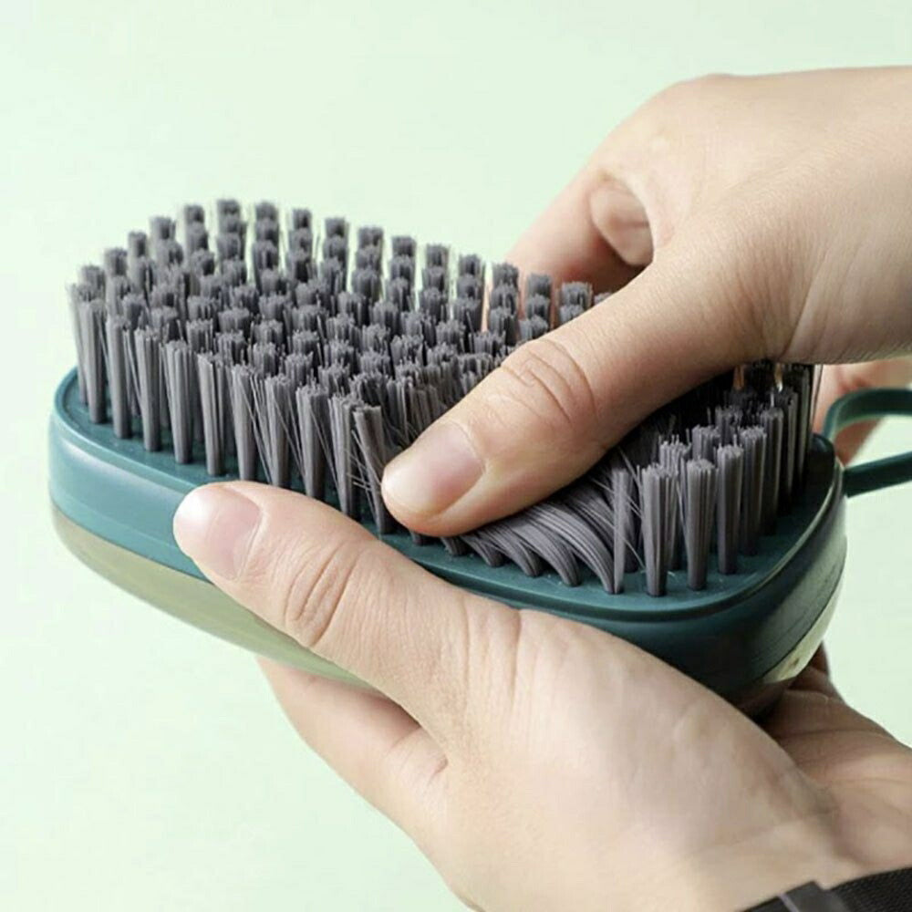 ブラシ プラスチック 水を入れる ボタン式 ブラッシング キッチン 風呂 バスルーム 汚れ ほこり取り 毛取り 服 衣類 ペット 抜け毛 掃除 抜け毛取り 犬 猫 いぬ ねこ うさぎ 毛玉 毛球症 寝具 洋服 お手入れ ペットの毛取り