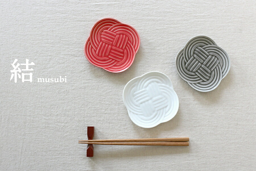 結-musubi(むすび)- 大皿 赤 サイズ直径25.5cm 高2.2cm 丸皿 メインプレート 縁起物 正月 式典食器 水引 文様 組み紐 美濃焼 国産 和食器 レッド 赤い食器 電子レンジOK　 陶器のふる里  trys小田