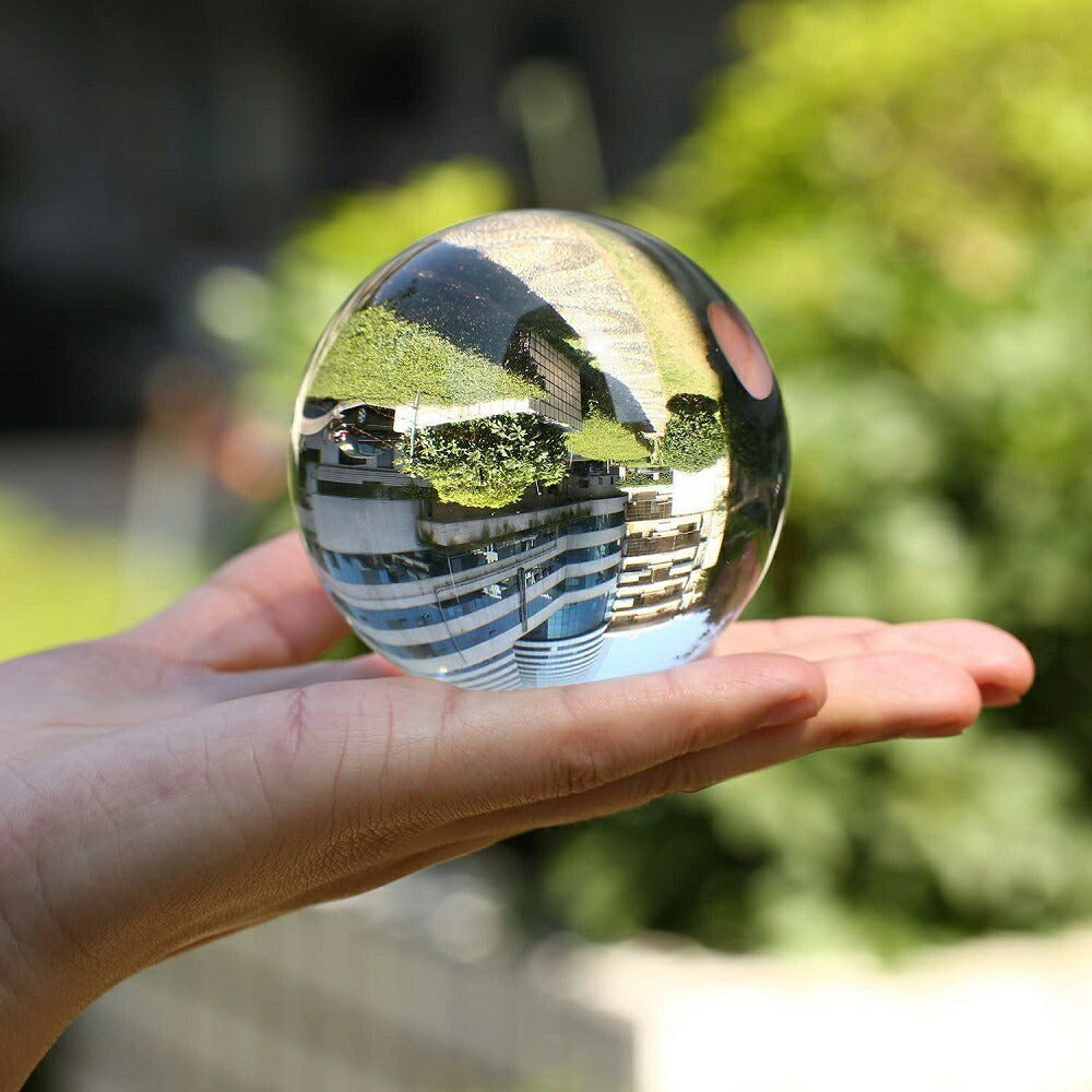 置物 水晶球 クリスタル 11cm 大 木製 台座付き 運気急上昇 占い 占い師 風水グッズ 風水 人工 溶錬 水晶玉 開運祈願 金運祈願 玄関 開運 ボール クリア 透明 インテリア 厄除け 祈り 祈願 パワースポット 運気 パワーストーン 美術品