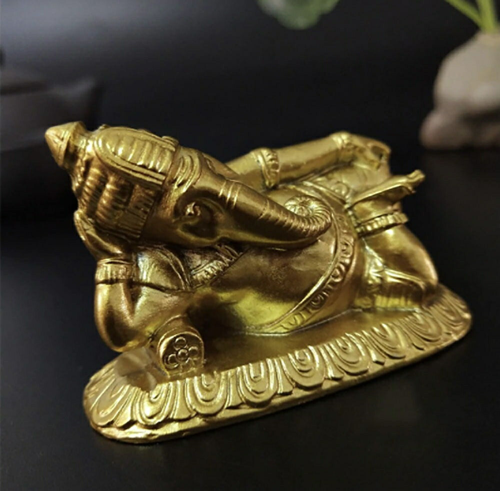 置物 ゴールド 寝ガネーシャ 寝転ぶ ごろり 黄金 レジン 風水 象 お守り 厄除け 魔除け スタイル お洒落アイテム 開運厄除 祈願成就 パワースポット 開運 金運 財産運 出世運 恋愛運 樹脂 エレファント 御守り プレゼント 贈り物